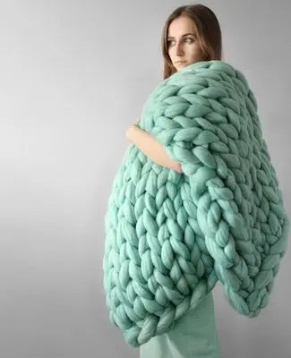 WarmNest – Handgefertigte, grob gestrickte Decke